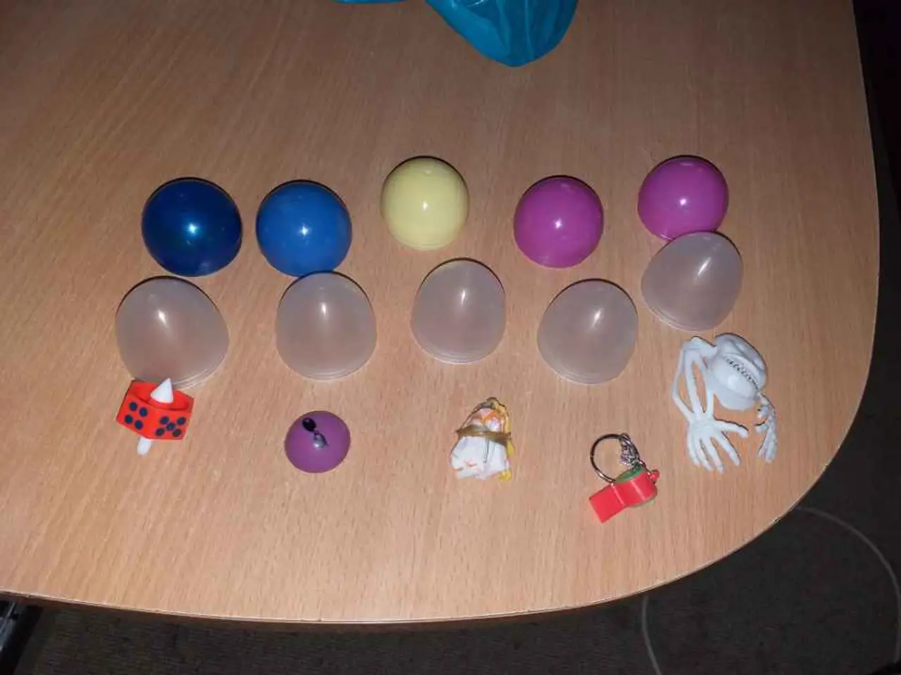 Billede 1 - Plast æg 4 cm der er en ting i hvert æg der er de 