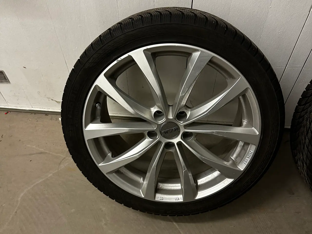 Billede 2 - Vinterdæk med alufælge til Tesla Model 3