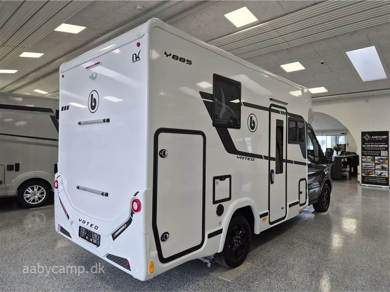 Billede 2 - 2027 - Benimar Yrteo 885 En lille veludstyret camper med et fantastisk rummeligt indre på kun 6,39 meter.