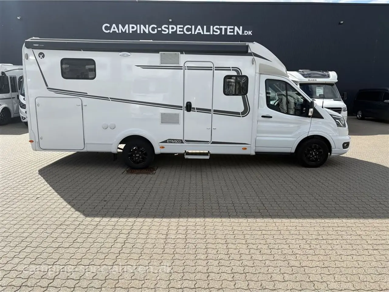 Billede 1 - 2024 - Etrusco T 7.3 SCF Complete Sel. Aut.   Pæn og velholdt camper, med en rigtig god indretning. Etrusco T 7.3 SCF fra 2024 - kan nu opleves hos Camping-Specialisten i Silkeborg