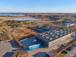 Meget velholdt domicilejendom med udviklingsmulighed – i alt 3.955 m² samt byggegrund på 4.471 m²