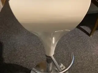 Hvid bar-/drejestol sælges