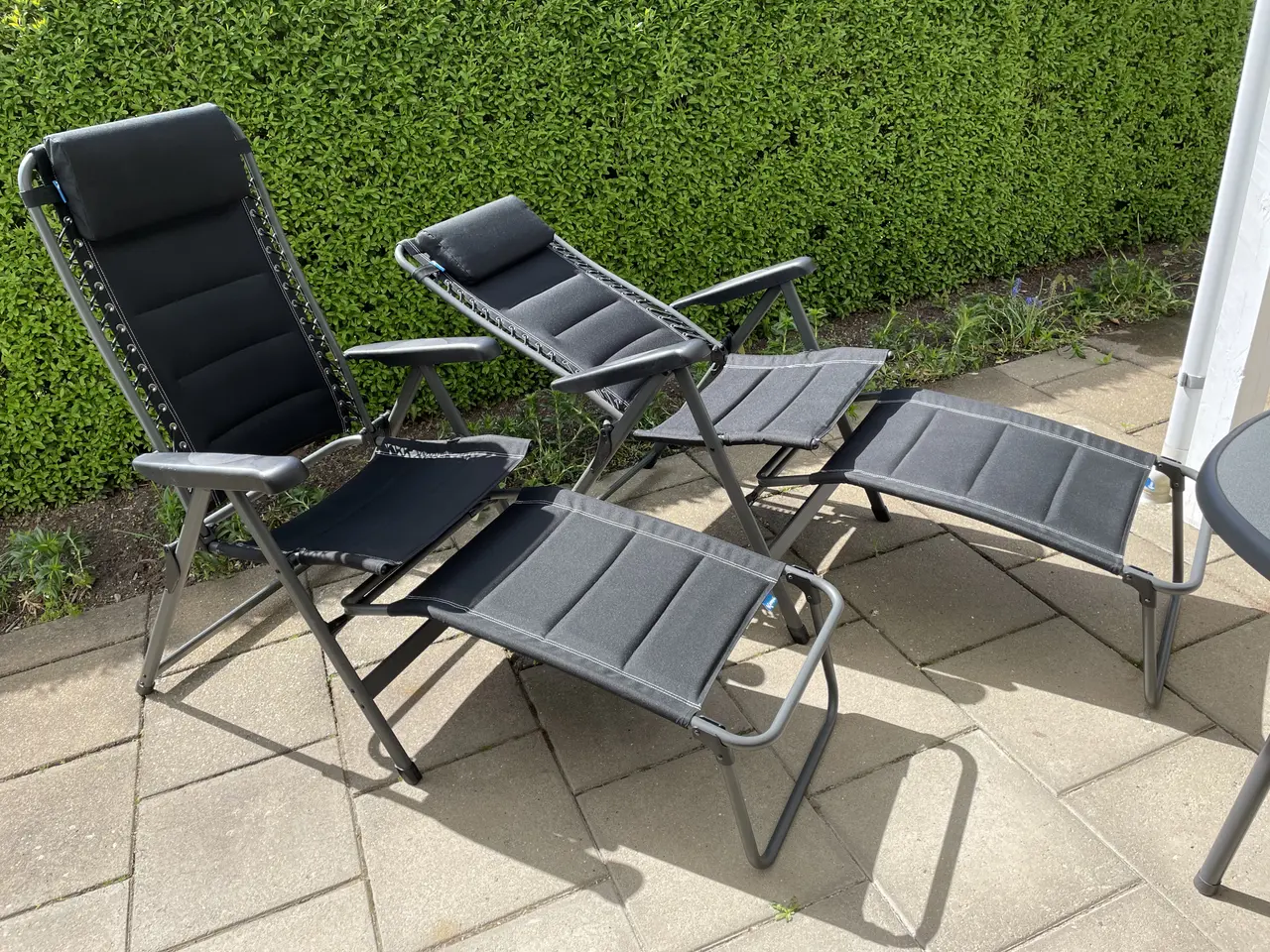 Billede 2 - Campingbord med 4 positionsstole + 2 fodstøtter