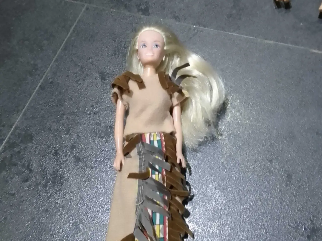Billede 1 - Dukke med indianer tøj, ala barbie