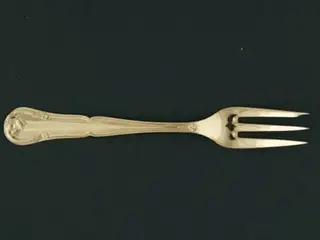 Liselund Kagegaffel, 14 cm.
