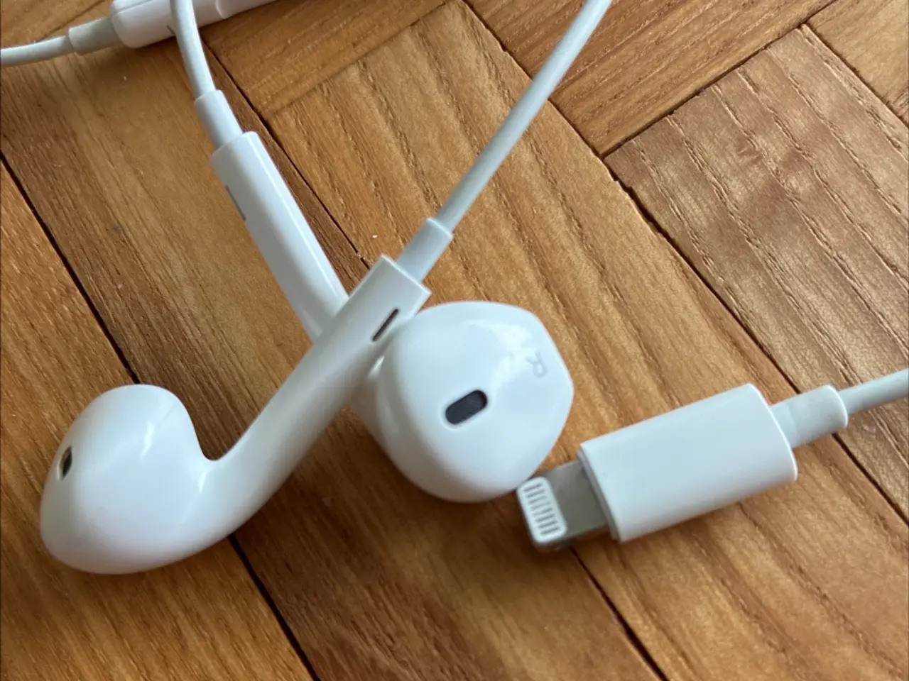Billede 2 - Apple EarPods med kabel og Lightning stik.
