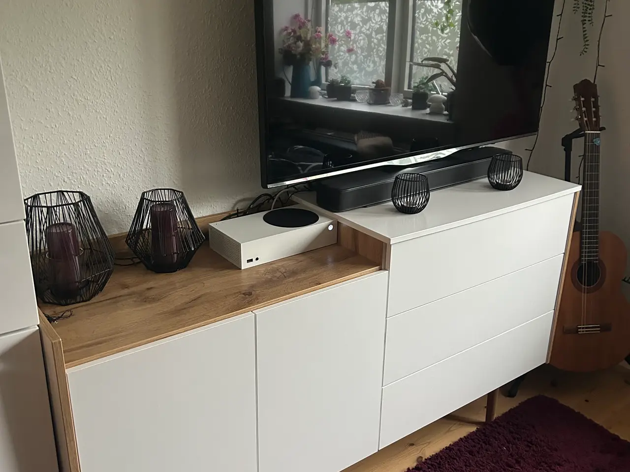 Billede 3 - TV-skænk/kommode i hvid og træfarve
