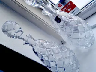 2 høje flotte og ens krystal karafler