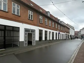 Butik/kontorlokale til leje med leksible faciliteter.