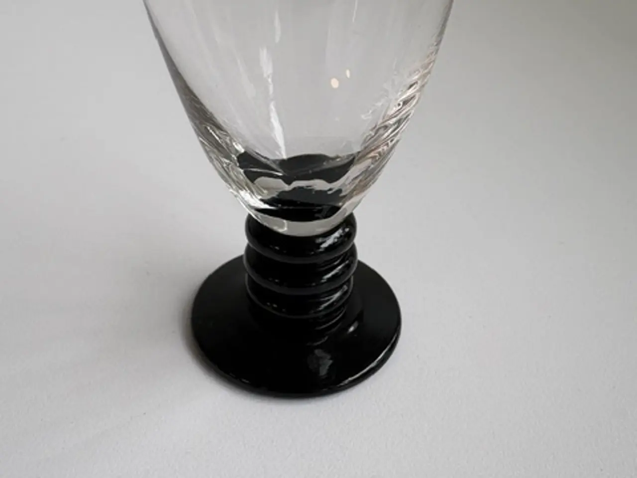 Billede 3 - Holmegaard Aalholm snapsglas med sort fod, 8 stk