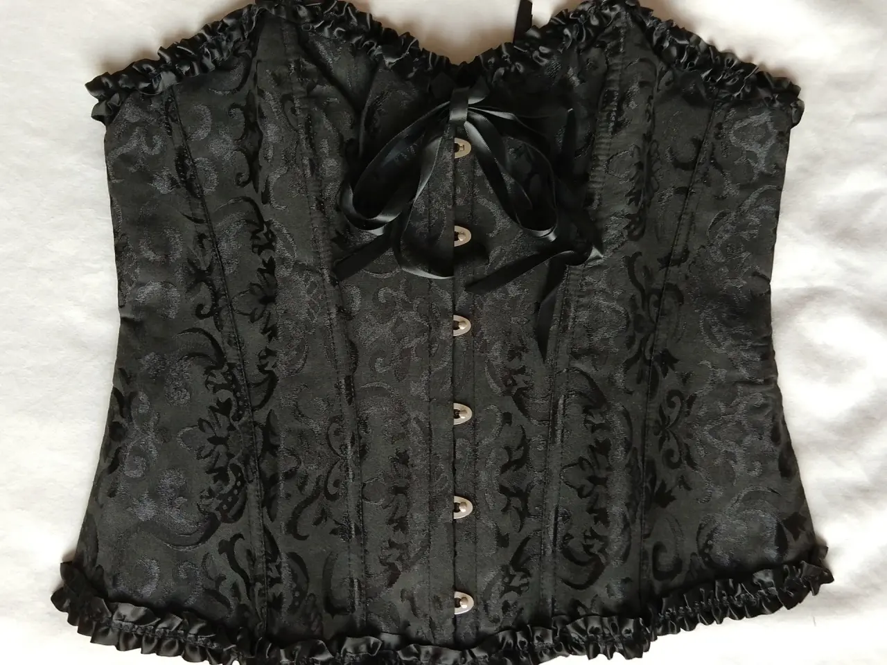 Billede 1 - Sort brokade korset, str. 40-42