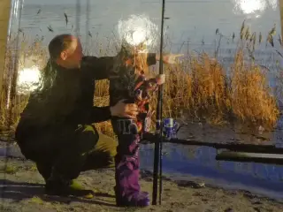 Med far på fisketur ved stranden