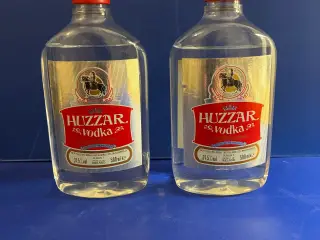 2 FL. HUZZAR VODKA. HVER FLASKE INDEHOLDER 500 ML.