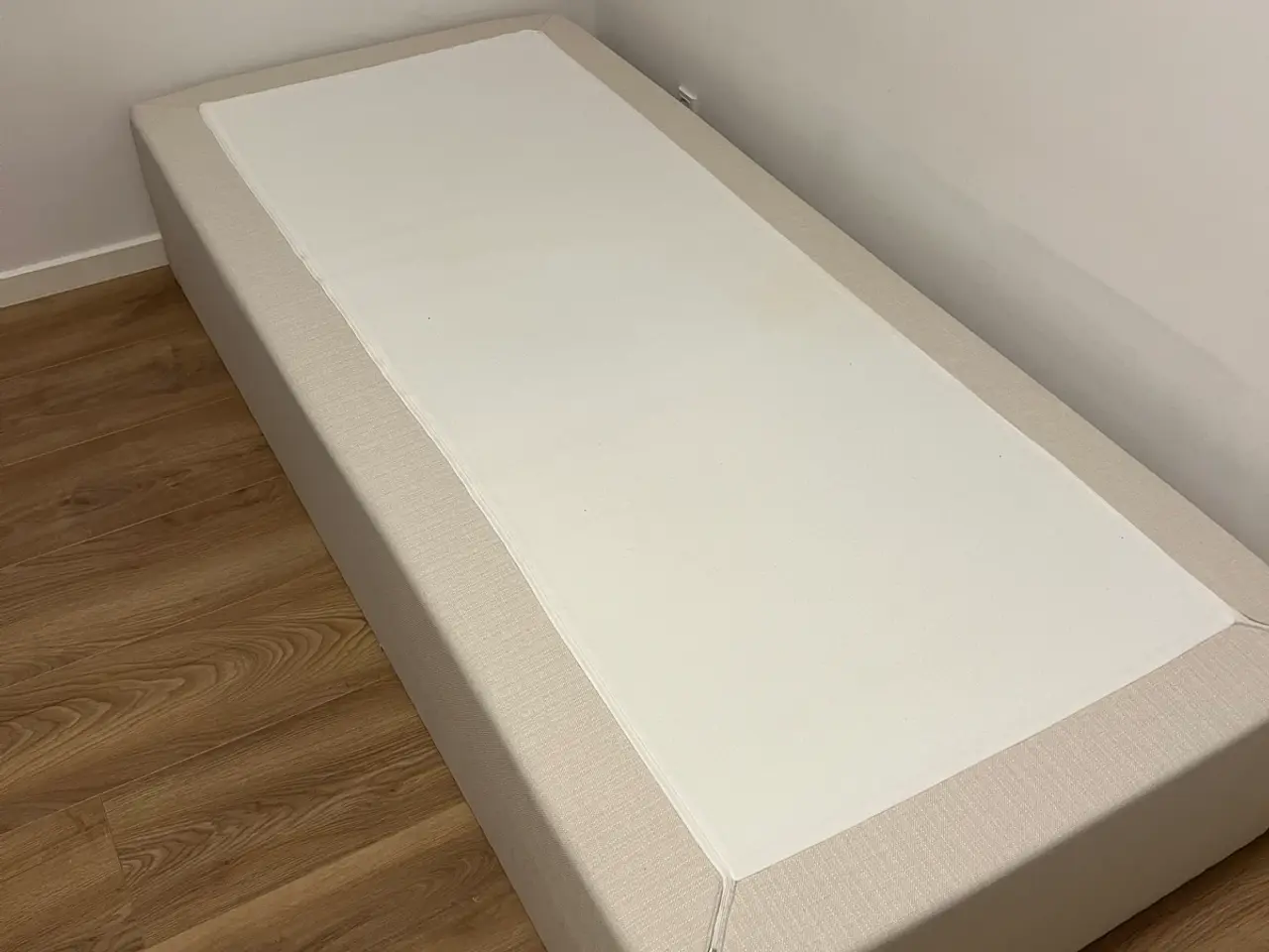 Billede 1 - Seng i beige