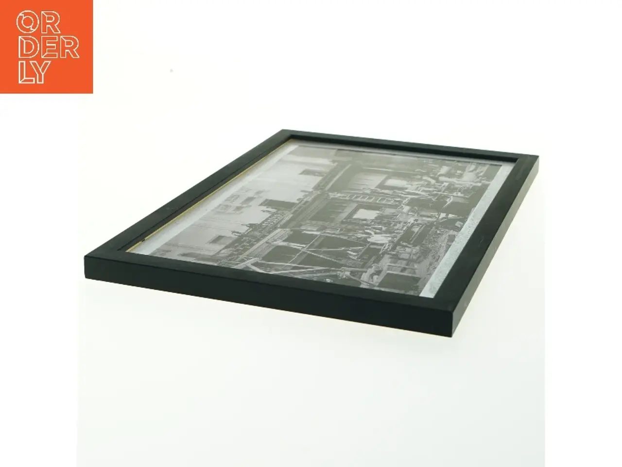 Billede 2 - Indrammet sort/hvid fotografi fra Nielsen (str. 21x29,7 cm)