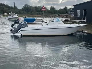 fin styrepult båd med 100 hk 4 takt yamaha 