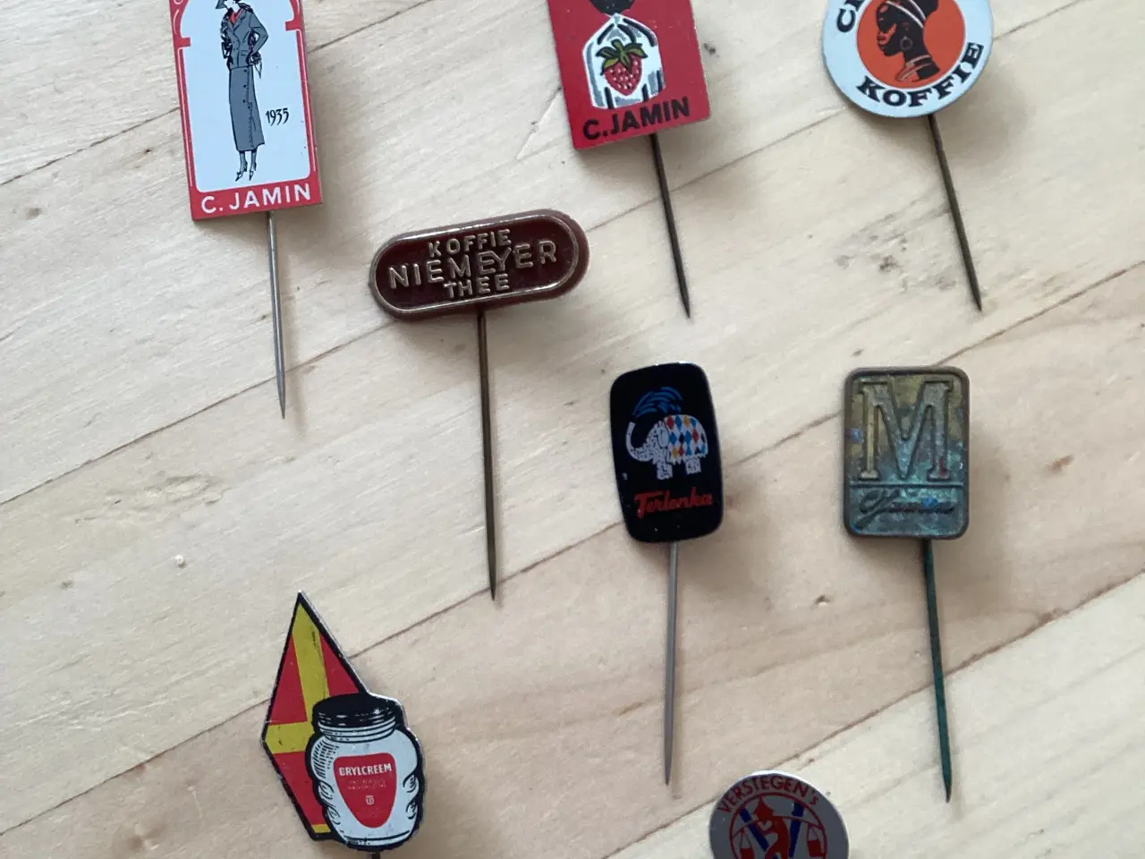Billede 1 - 8 ældre pins 