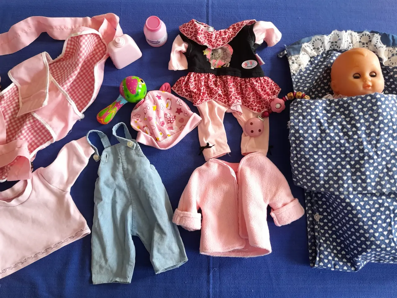 Billede 1 - Babydukke 35 cm med 12 dele tilbehør.