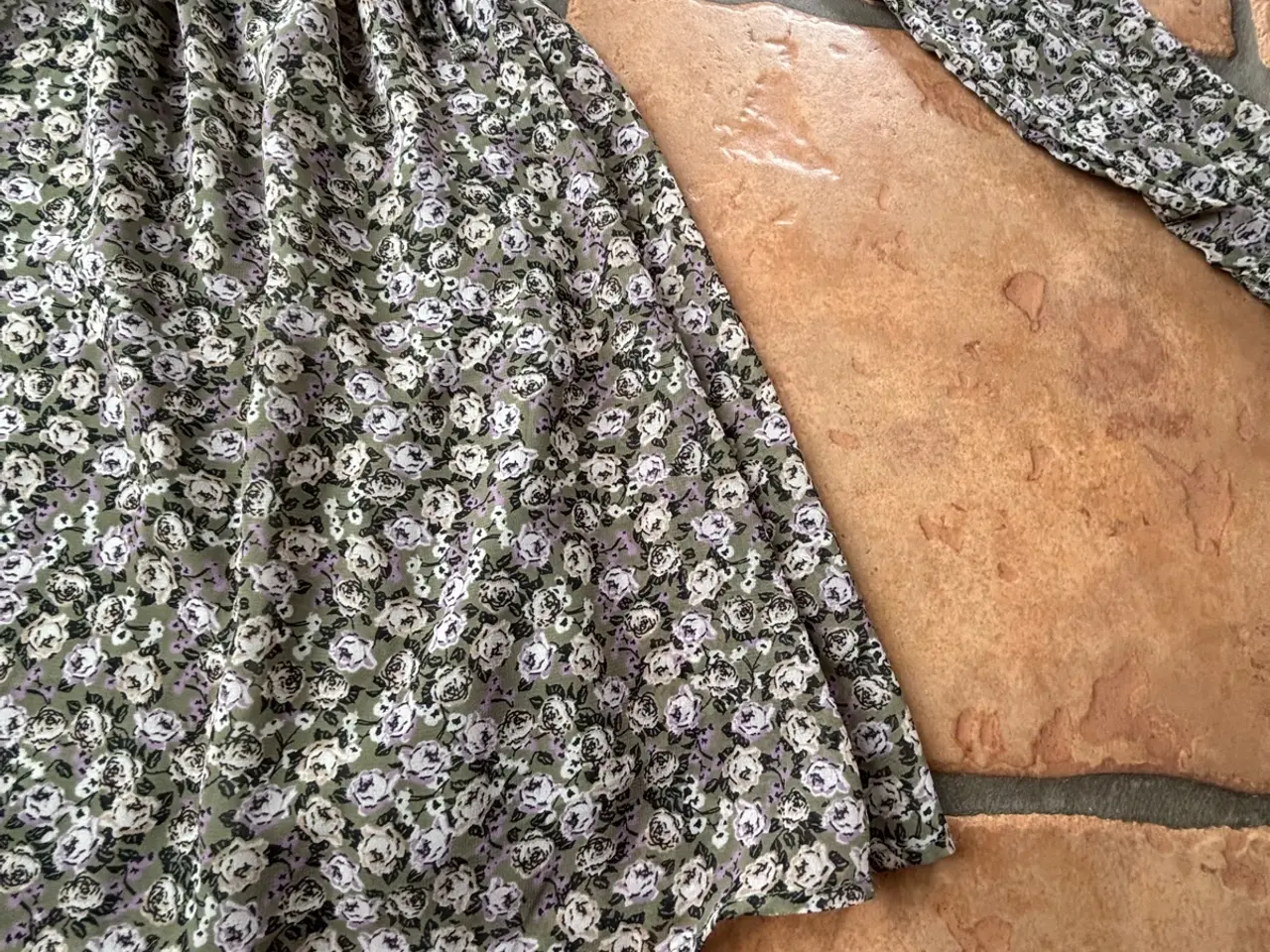 Billede 2 - H&M kjole i polyester, str 152, grøn små blomster