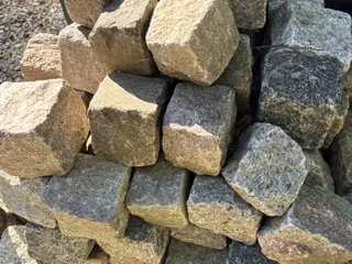 Pigsten sælges til forskellige byggeprojekter.