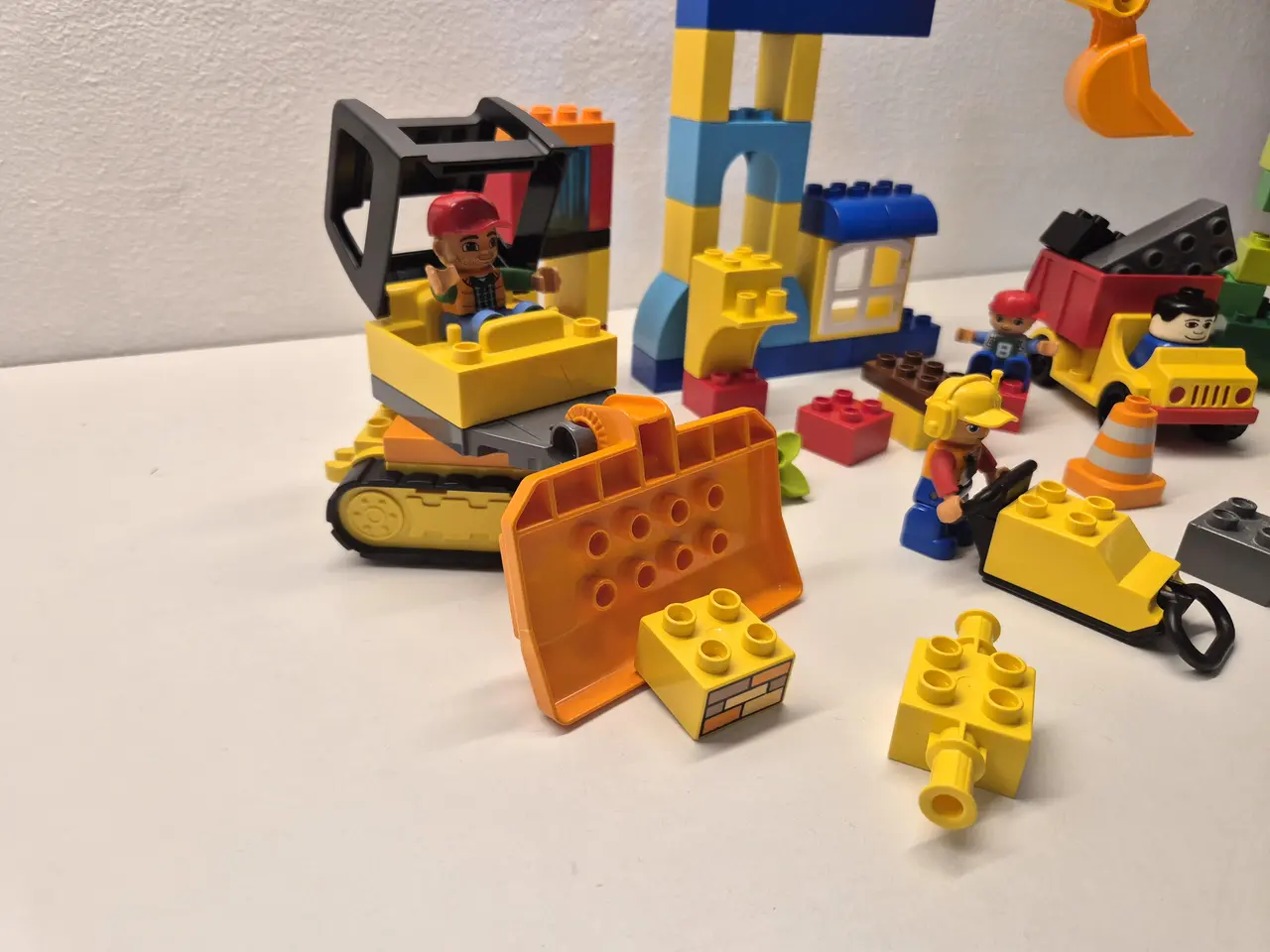 Billede 2 - Duplo Byggeplads, Gravemaskine, Gummiged, Pladevib