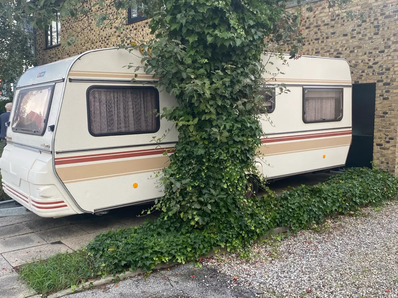 Billede 3 - Stor praktisk ældre campingvogn sælges