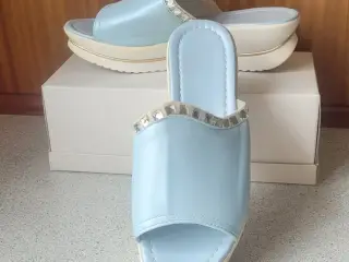 Sandal i lyseblå