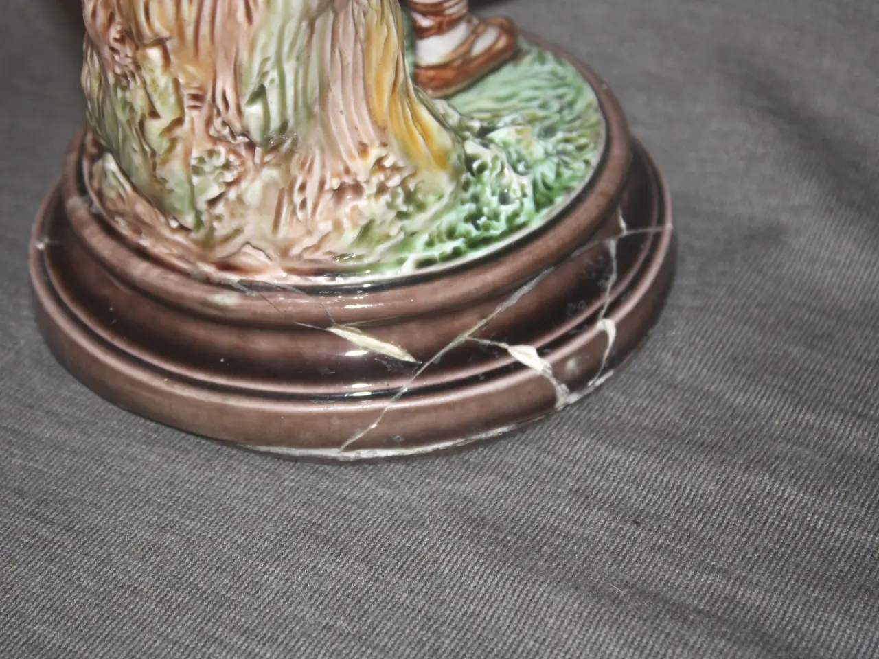 Billede 5 - Antik Figur 32,5 cm med en vase på bagsiden