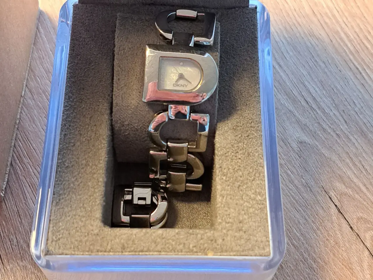 Billede 2 - DKNY ure til dame. 