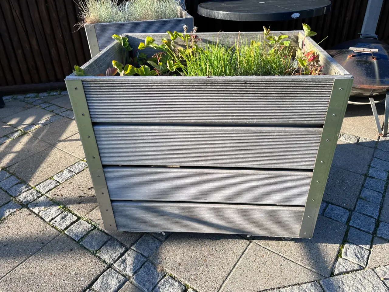 Billede 1 - 2 stk. plantekasser i træ og metal samt med hjul