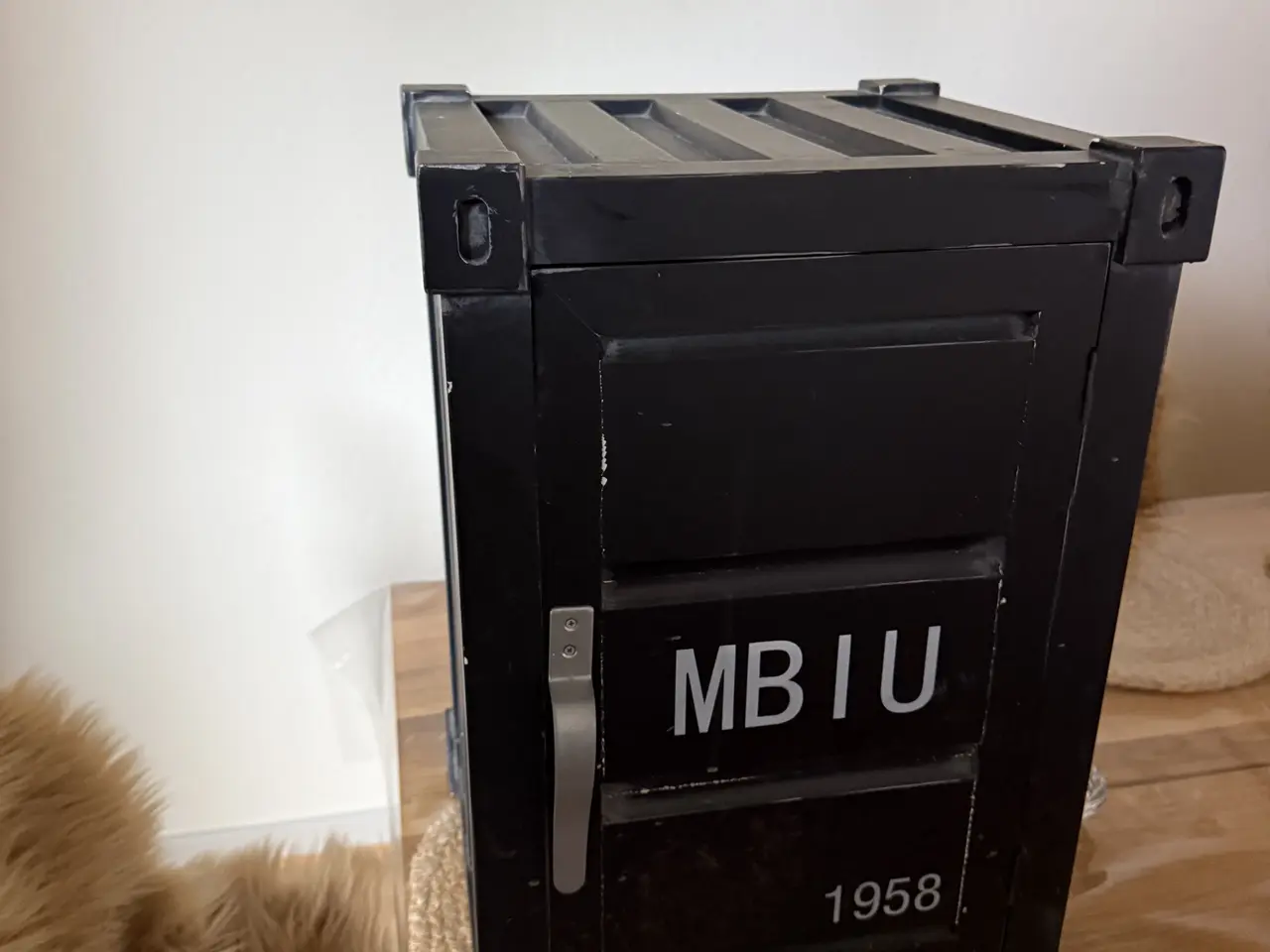 Billede 2 - Sort skab i industrielt containerdesign