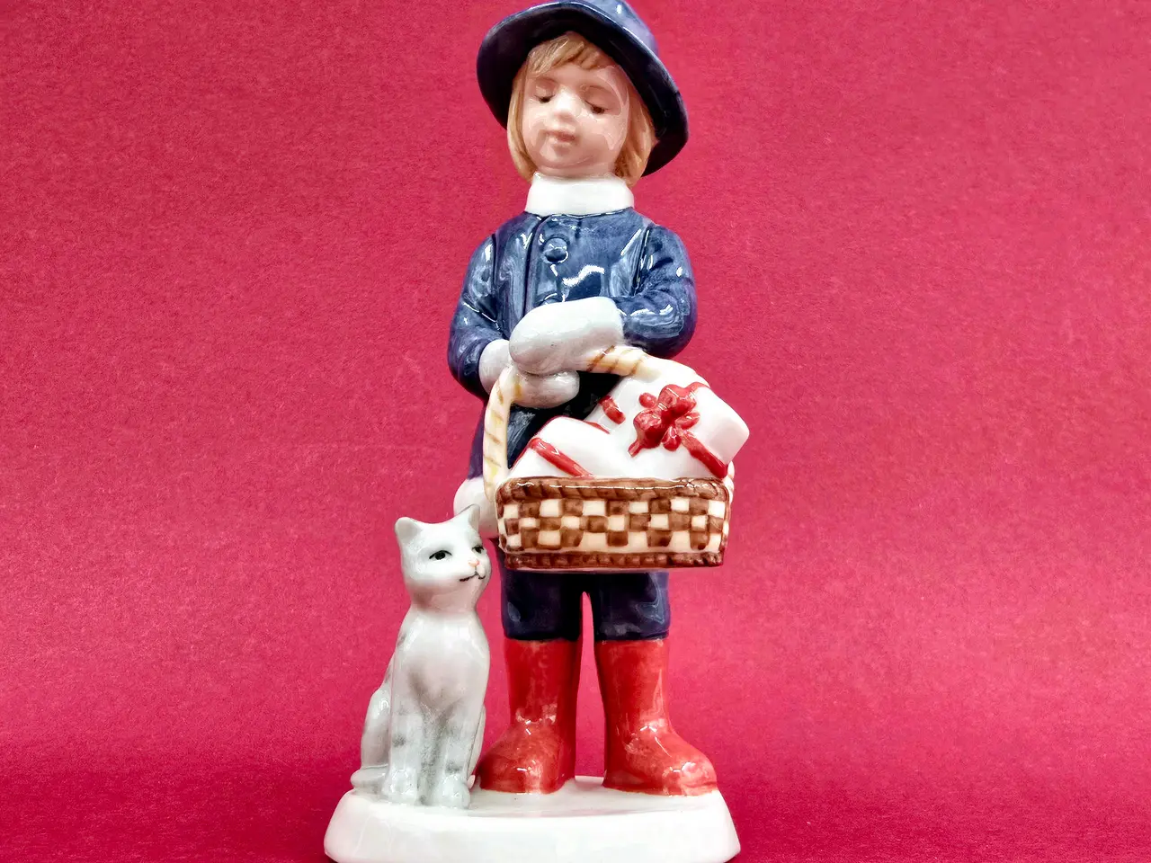 Billede 1 - Royal Copenhagen Figur Anna Med Gaver nr.161. sortering 1