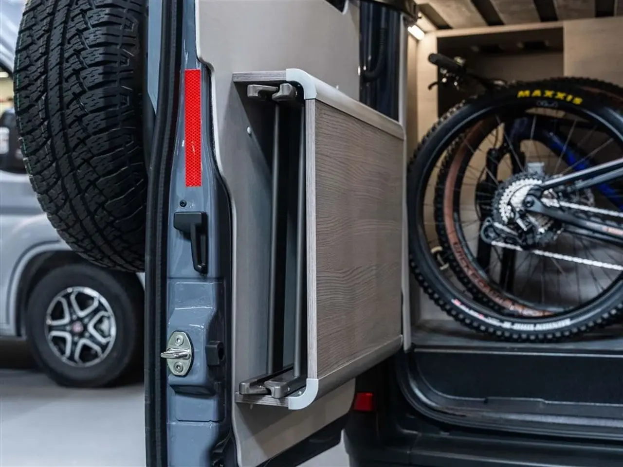Billede 41 - 2026 - FURGOK XPANSION 600 4x4 Langsgående senge og cykel garage på 6 meter!