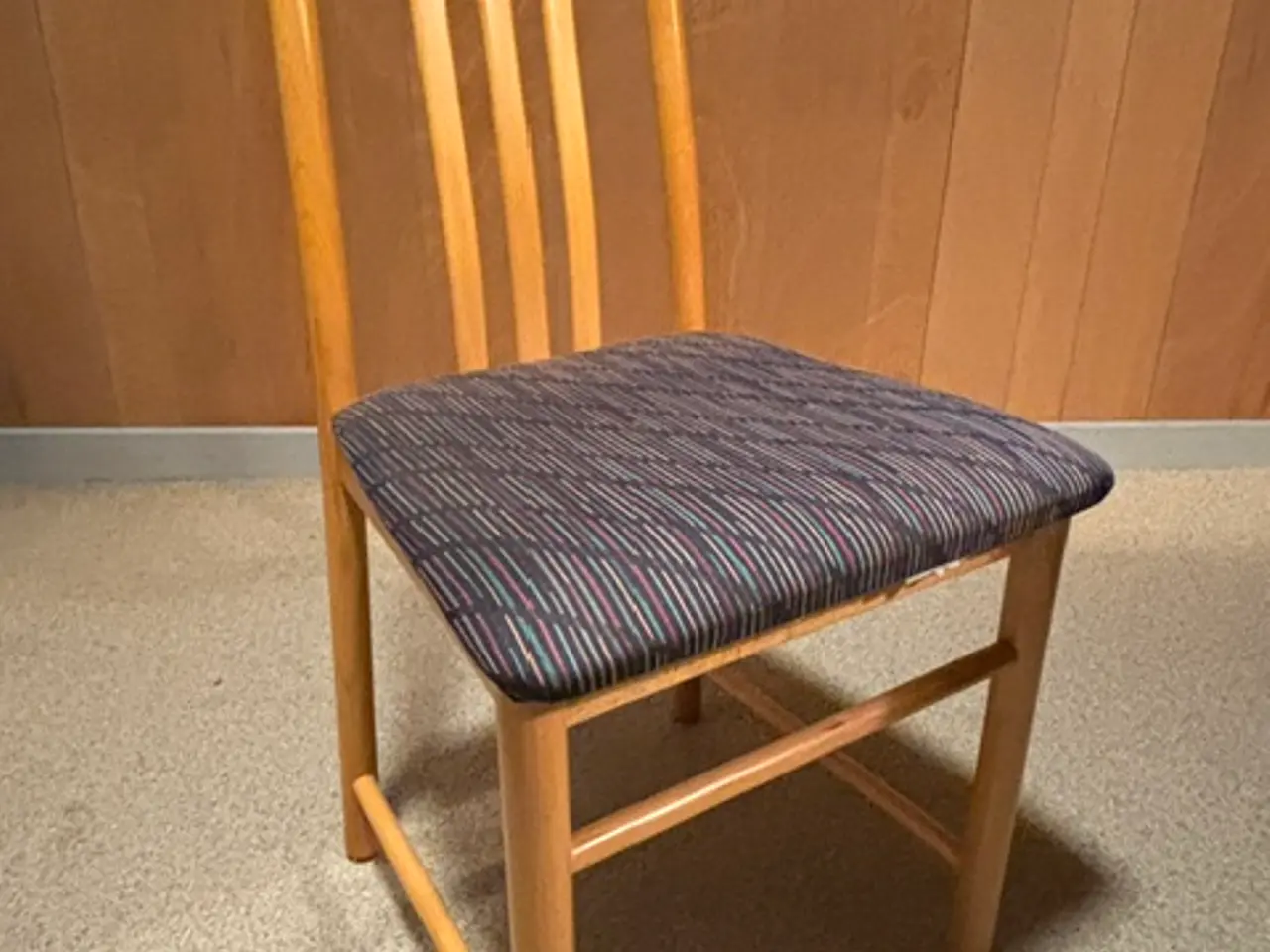 Billede 3 - Spisebord i lakeret bøg med kakler og 6 stole
