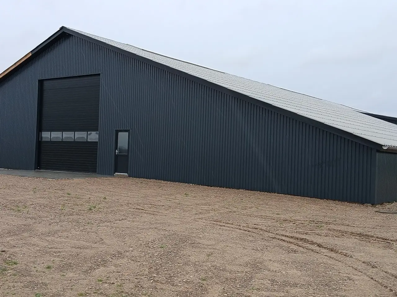 Billede 2 - Højloftet lager til leje på Purupvej 9, Østjylland.