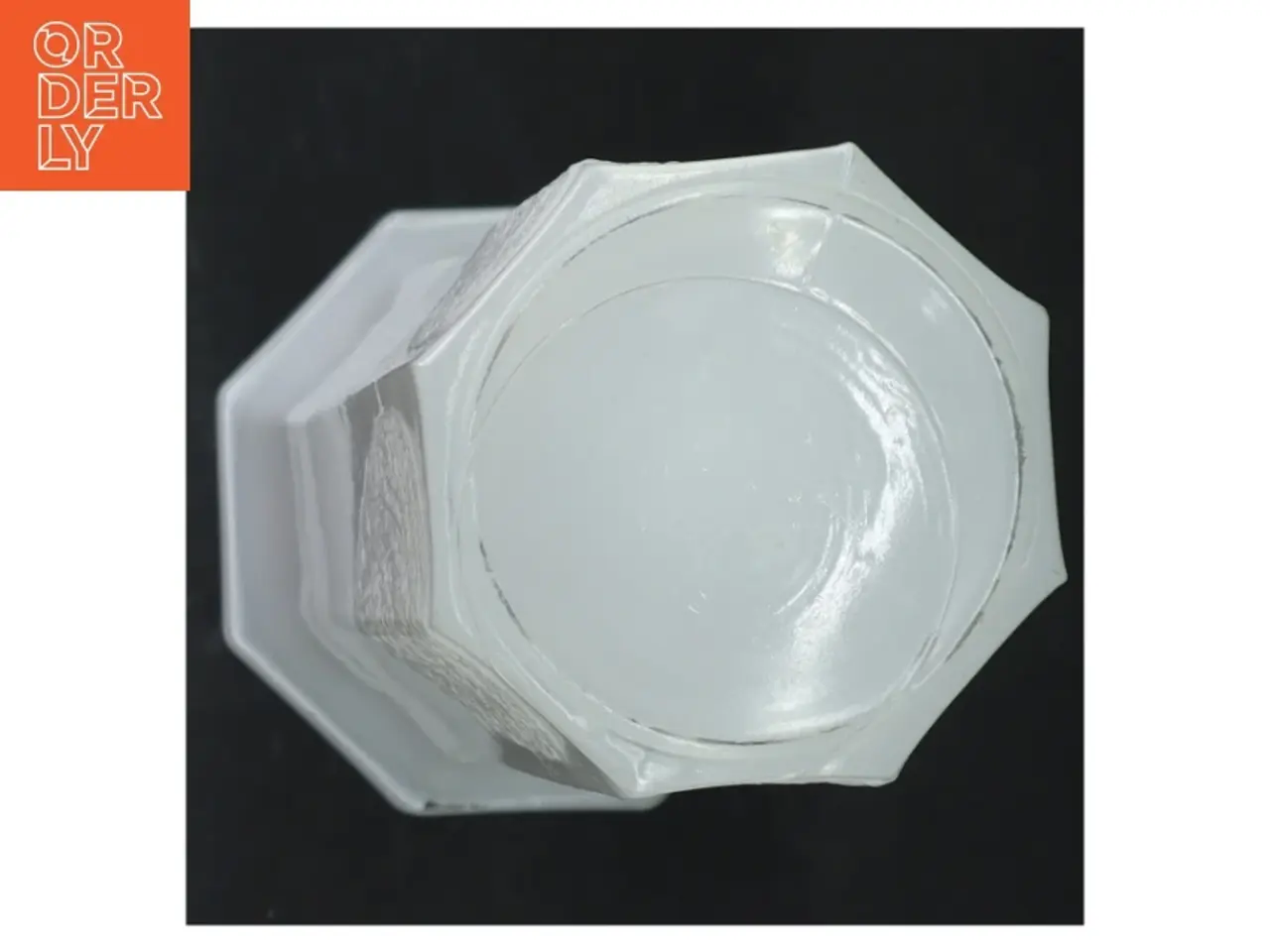 Billede 3 - Hvid glas vase med relief (str. H. 24,5 cm. ø. 7,5 cm)