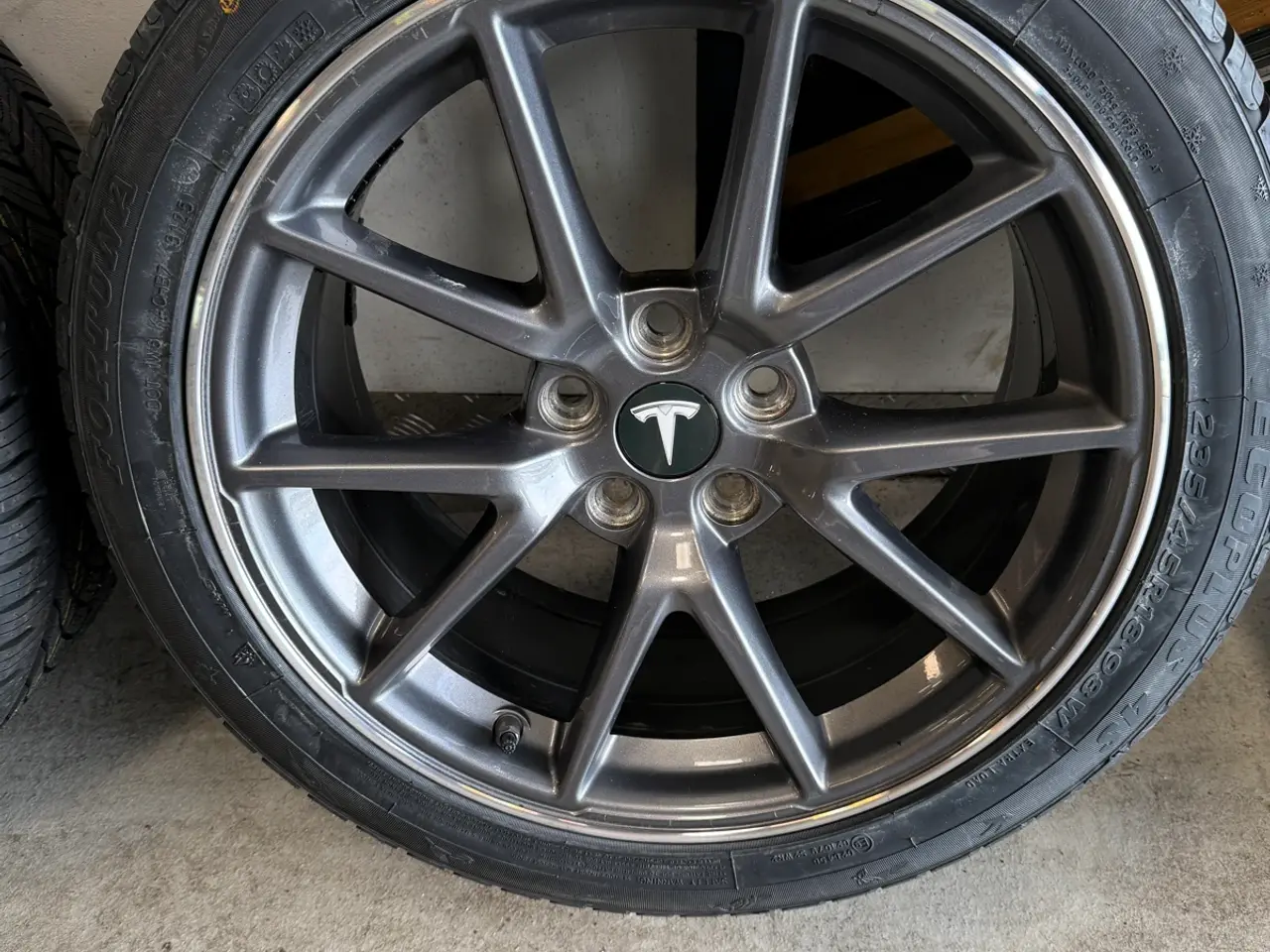 Billede 3 - Originale 18” Tesla model 3 fælge med nye helårsdæ