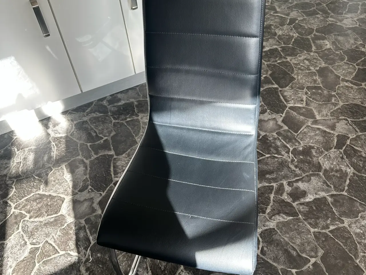 Billede 4 - Spisebord med 4 stole