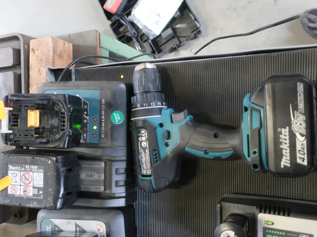 Billede 1 - Skruemaskine, 3 stk. batterier samt 1 stk. lader MAKITA