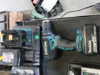 Skruemaskine, 3 stk. batterier samt 1 stk. lader MAKITA