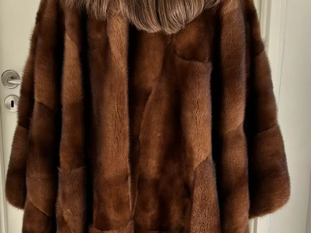 Billede 5 - Smuk brun minkcape – ægte mink og vendbar