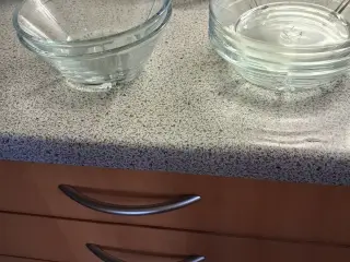 Glasskåle og kaffe kopper