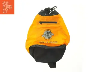 Orange rygsæk med frontlomme fra Universal (str. 47x39 cm)