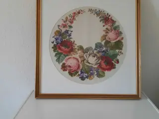 Håndbroderet blomsterbillede i guldramme