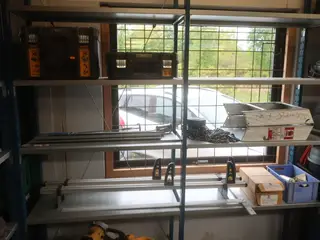 Tomme kasser, kædetalje, stige m.m.