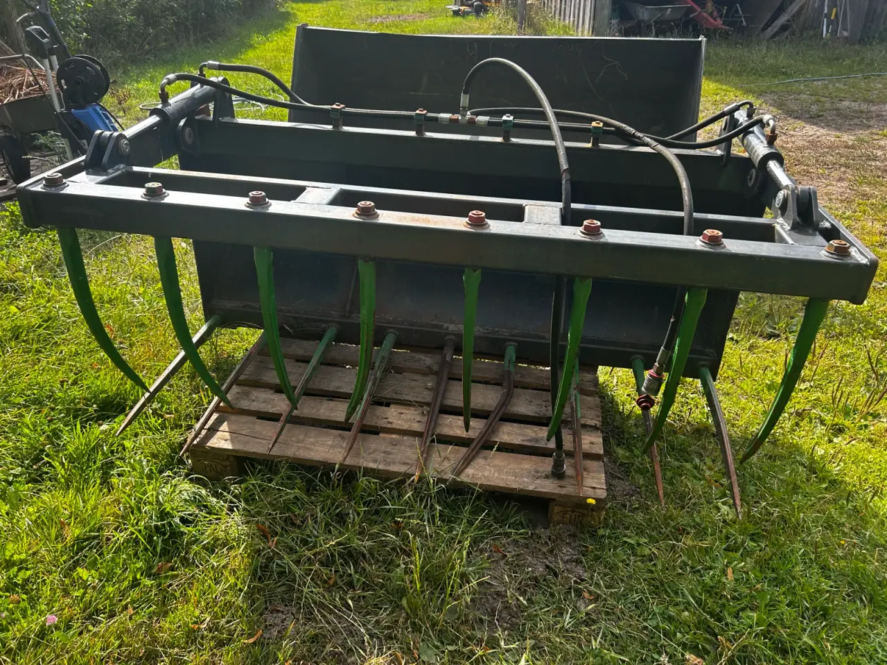 Billede 2 - Overfaldsgrab og skovl