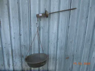 Bismervægt med skål. Ca. 100 år.