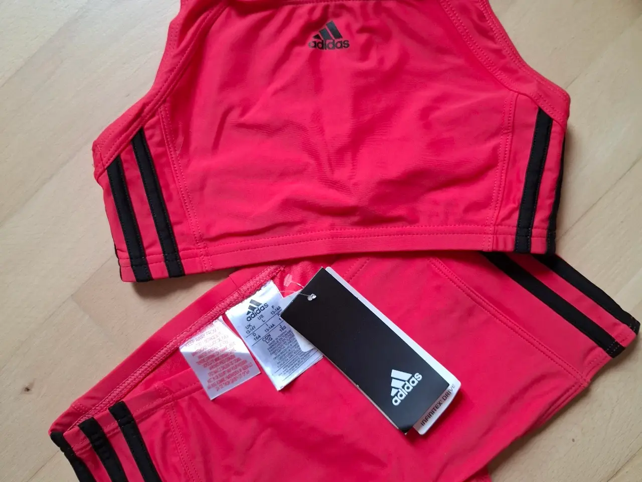 Billede 1 - Lækkert ADIDAS bikini sæt, sælges.