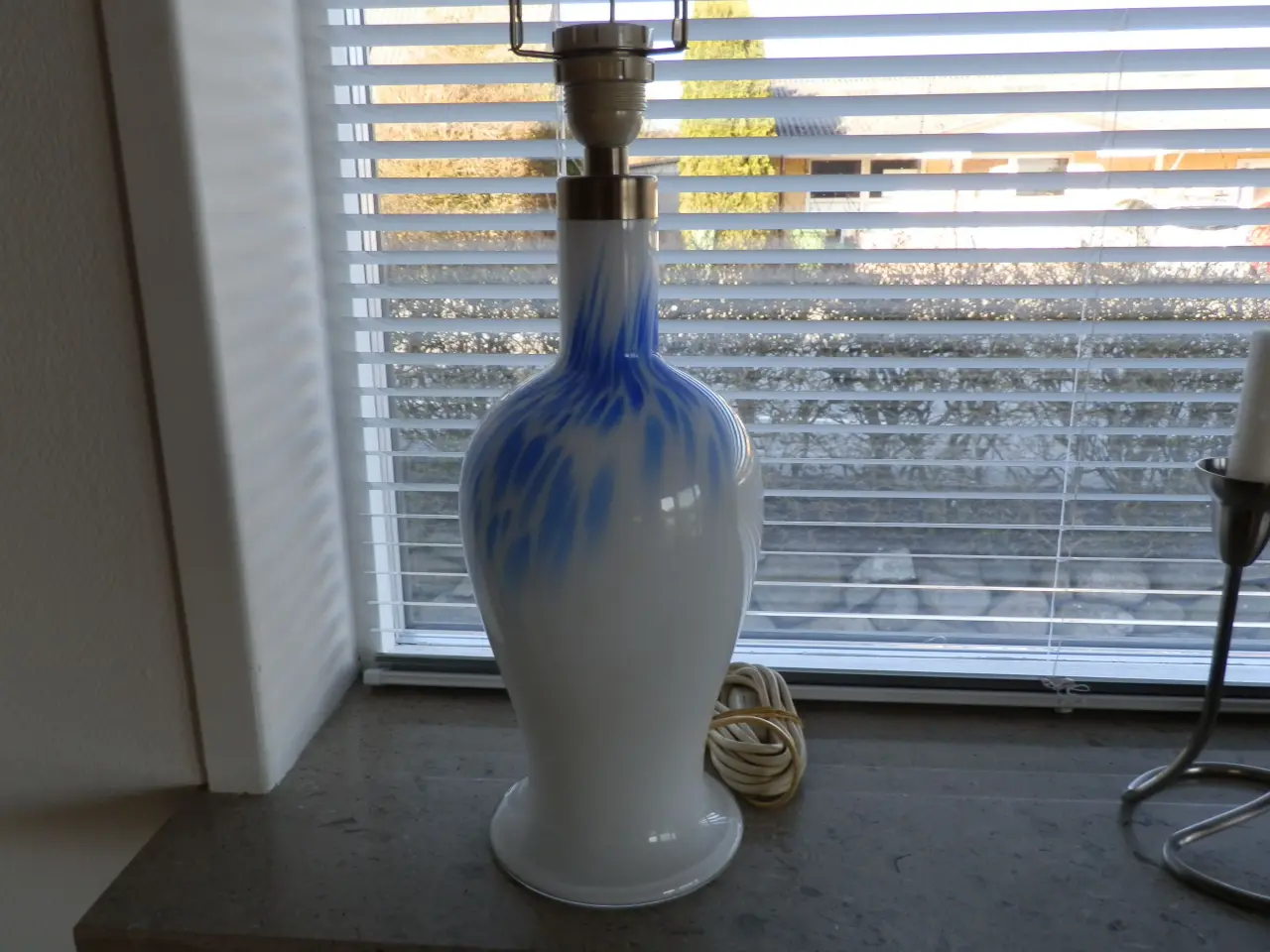 Billede 3 - Stor hvid/blå Royal Copenhagen bordlampe