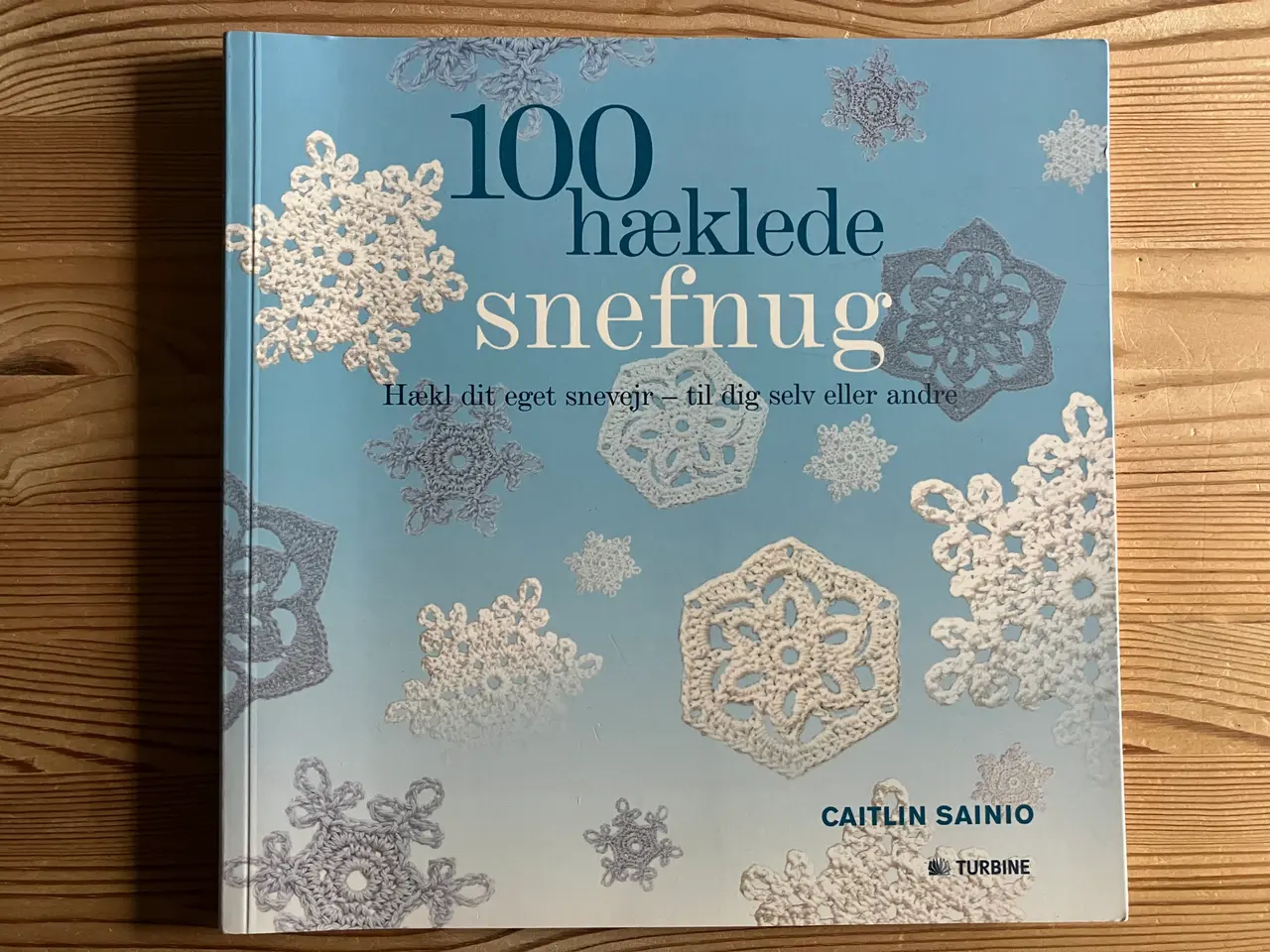 Billede 1 - 100 hæklede snefnug, af Caitlin Sainio